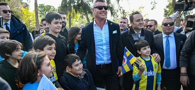Fenerbahçe Başkanı Sadettin Saran, öğrencilerle bir araya geldi