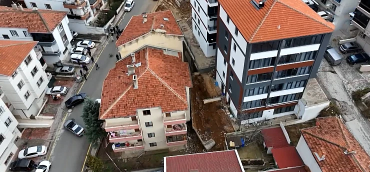 İstinat duvarı çöktü, 5 apartman tahliye edildi