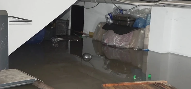 İzmir'de etkili olan sağanak yaşamı olumsuz etkiledi