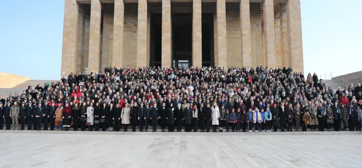 Kadınlara özgürlüğün 91. yılında Anıtkabir'e ziyaret