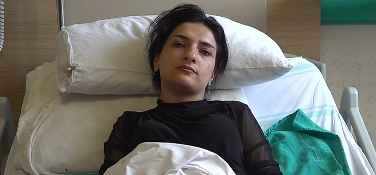 Karın ağrısı için kullandığı sıcak su torbası patlayınca genç kız hastanelik oldu