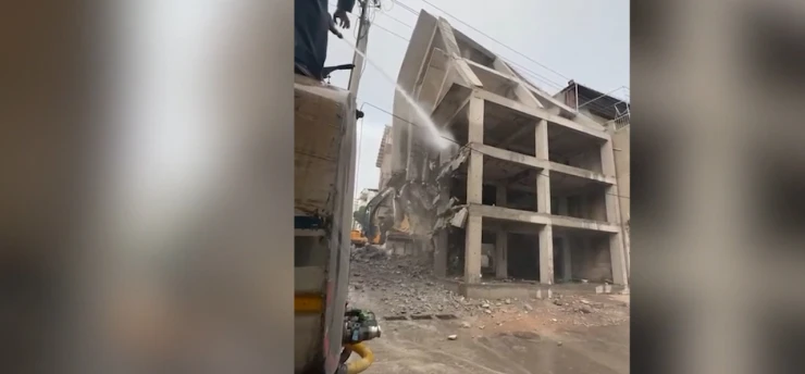 Kontrolsüz yıkım yan binaya zarar verdi