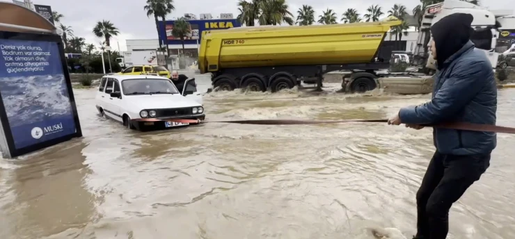 Mazgallar kapandı, araçlar mahsur kaldı