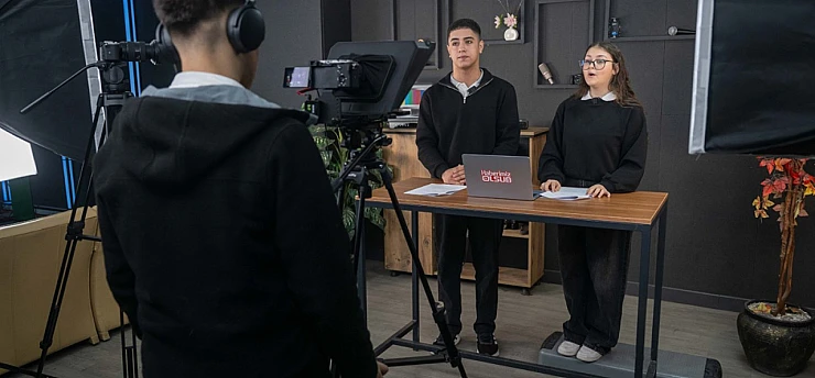 Meslek liseliler, stüdyoda haber sunarak mesleki becerilerini geliştiriyor