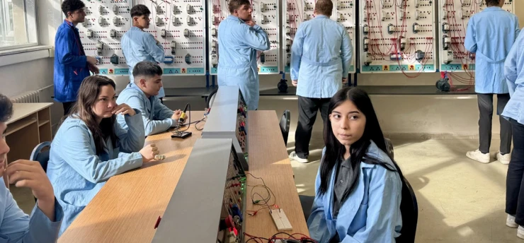 Meslek lisesi öğrencileri, elektrik panosuyla kodlama robotu üretiyor