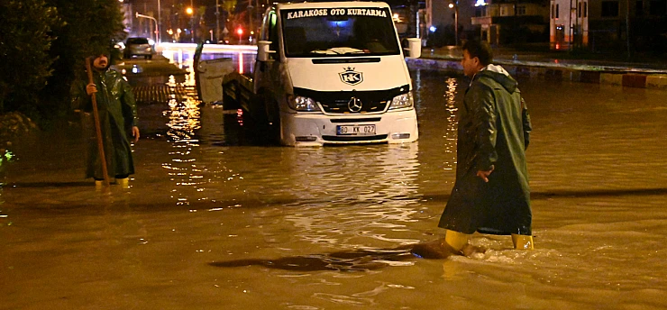 Osmaniye'de cadde ve sokaklar göle döndü