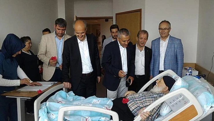 Karakoç, Hastane Çalışanlarını ve Hastaları Ziyaret Etti