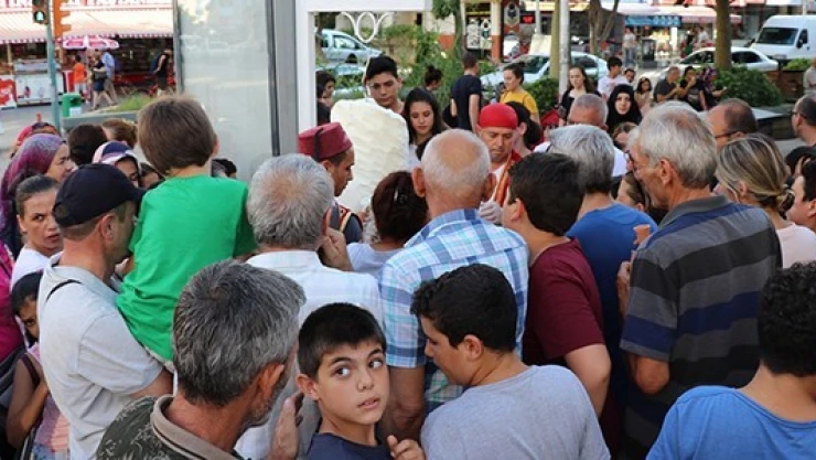 Antalya'da 2 bin kişiye ücretsiz dondurma dağıtıldı!