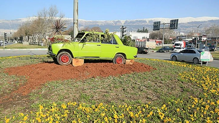 Sanayi kavşağına hurda arabadan çiçeklik!