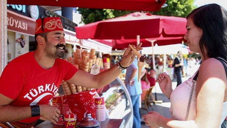 Kürek ustaları, renkli şovlarıyla turistleri büyülüyor!