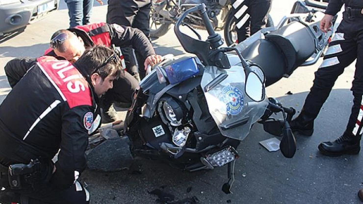 Otomobil ile polis motosikleti çarpıştı!