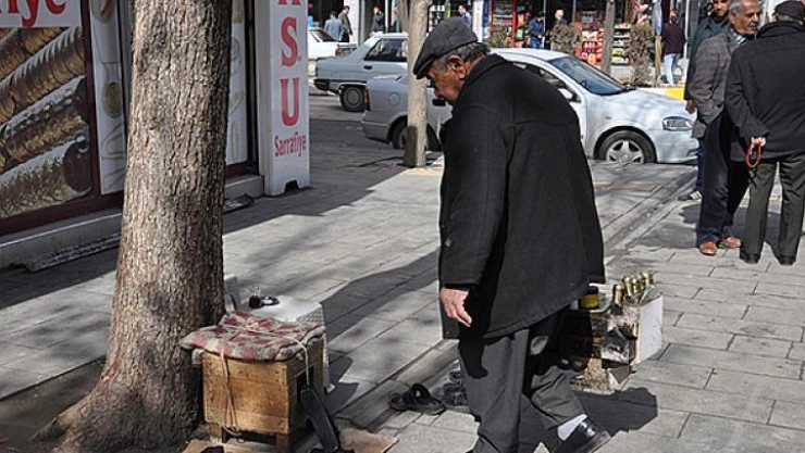 Elbistanlı Ömer amcanın, 65 yıllık ekmek teknesi!