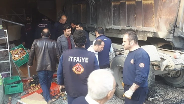 Kahramanmaraş'ta freni boşalan kamyon iş yerine çarptı: 2 yaralı!