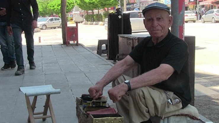 Engelli ayakkabı boyacısı azmiyle örnek oluyor!