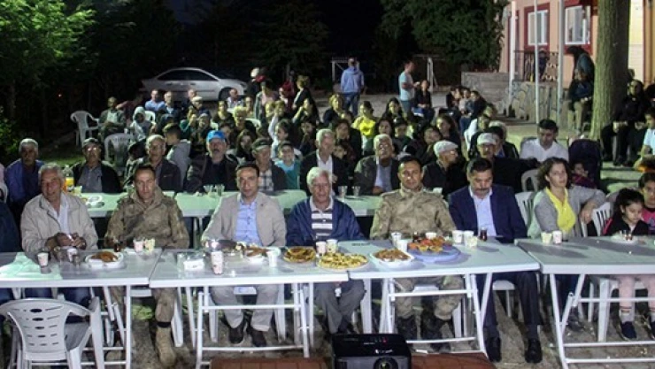 Kahramanmaraş'ta köylüler ilk açık havada sinema izledi!