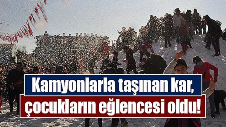 Kamyonlarla taşınan kar çocukların eğlencesi oldu!