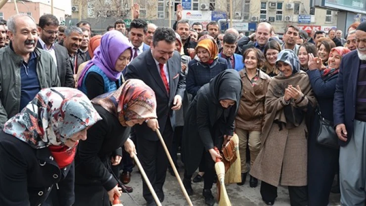 Gürbüz, ilki gerçekleştirdi! Seçimi kazandı makam koltuğunu yaktı!
