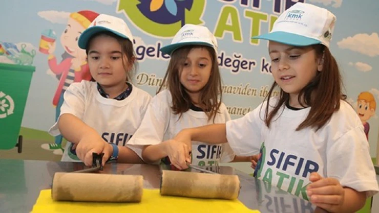 Kahramanmaraşlı çocuklar içtikleri sütlerin kutularını kağıda dönüştürdü!