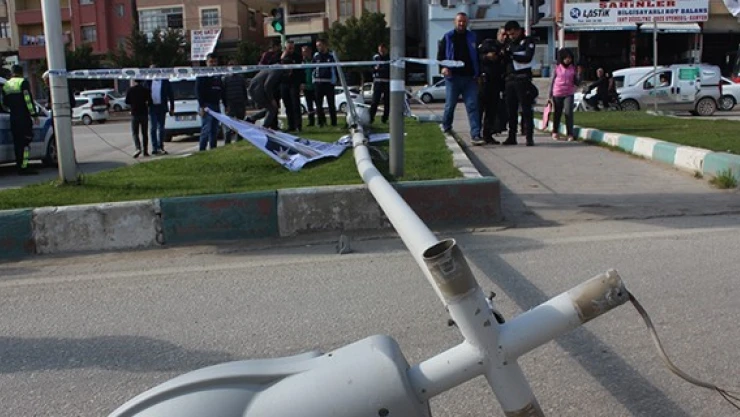 Elektrik direği otomobilin üzerine devrildi: 2 yaralı!