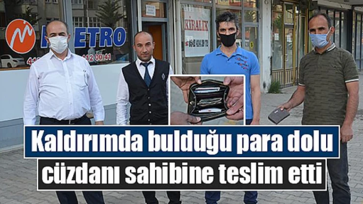 Kaldırımda bulduğu para dolu cüzdanı sahibine teslim etti