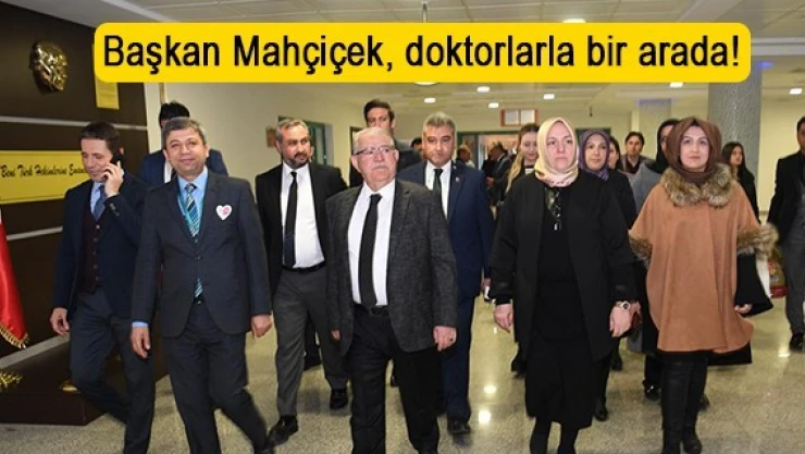 Başkan Mahçiçek, doktorlarla bir arada!