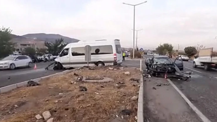 Okul servisi ile otomobil çarpıştı: 1 bebek öldü, 16 kişi yaralandı!