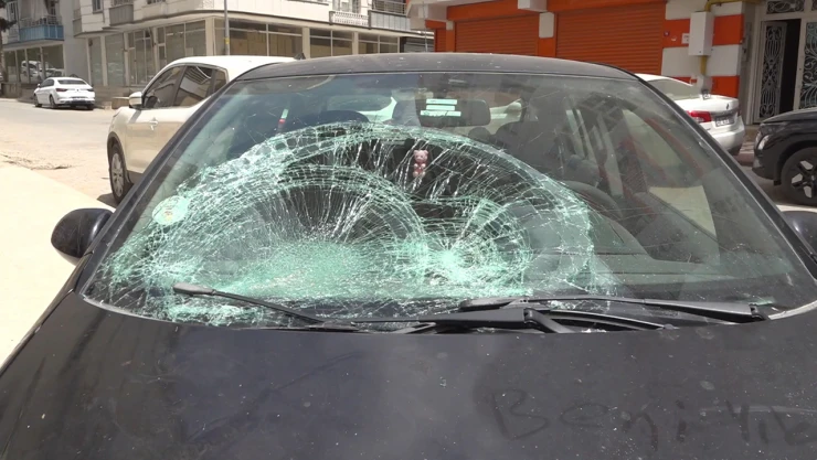 1,5 yaşındaki çocuk 5. kattan otomobilin üzerine düştü