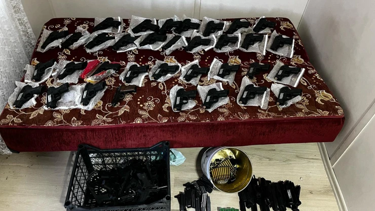 1 el bombası ile 45 silah ele geçirildi