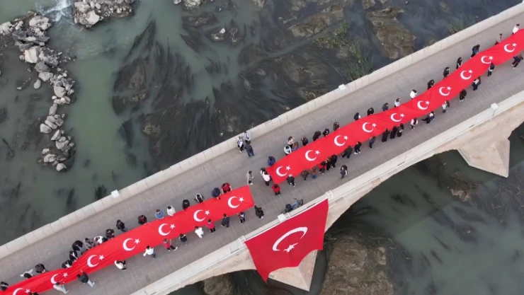 102 metrelik Türk bayrağı ile Cumhuriyet'in 102. yılı kutlandı