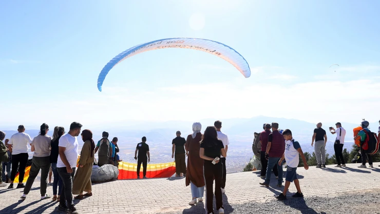 110 sporcu Kahramanmaraş'ta yamaç paraşütüyle havalandı