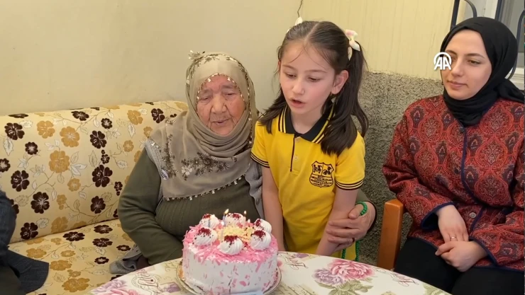114 yaşındaki Makbule teyzeye doğum günü sürprizi