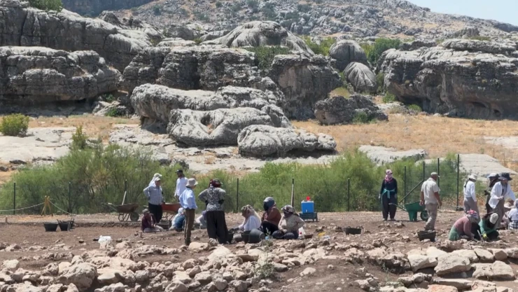 12 bin yıllık Çayönü Tepesi'nde dört yapı ve su kanalı bulundu