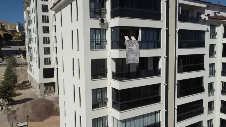 1216 depremzede aile Yerinde Dönüşüm Projesi kapsamında yapılan evlerine yerleşti