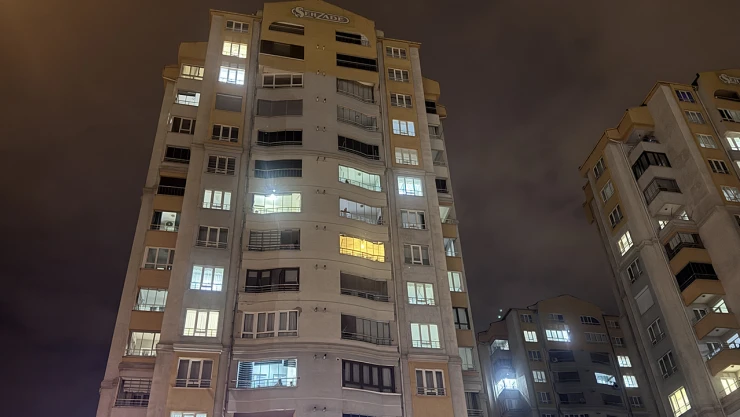 14 katlı apartmanın çatısına yıldırım düştü