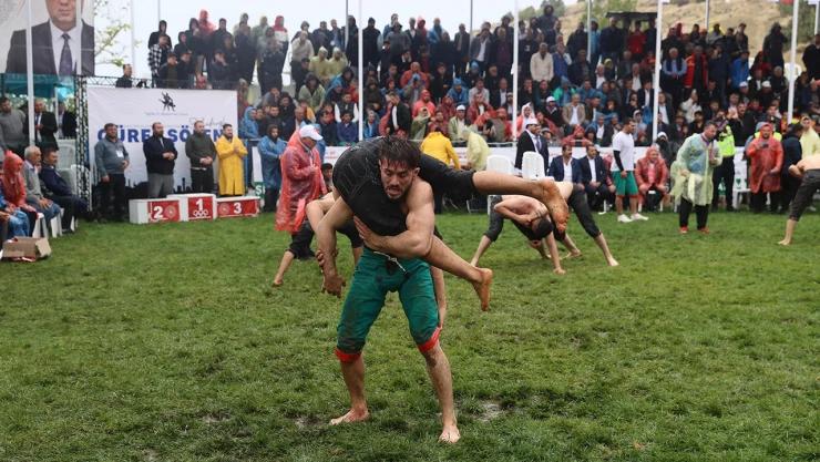 14'üncü Geleneksel Bertiz Baydemirli Kısa Şalvar Güreşleri nefes kesti