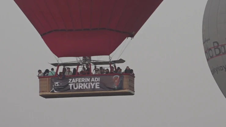 15 Temmuz sabahı Kapadokya'da balonlar Türk bayrakları ve afişlerle uçtu