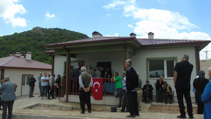 18 köy tipi kalıcı konutun anahtarları hak sahiplerine teslim edildi