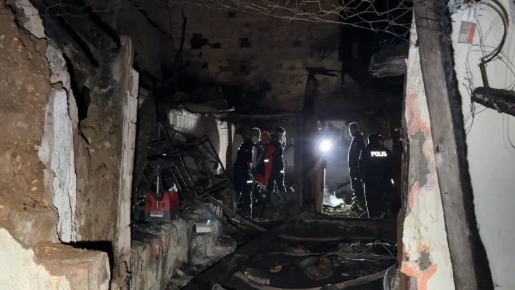 2 katlı evde çıkan yangında 1 kişinin cesedi bulundu