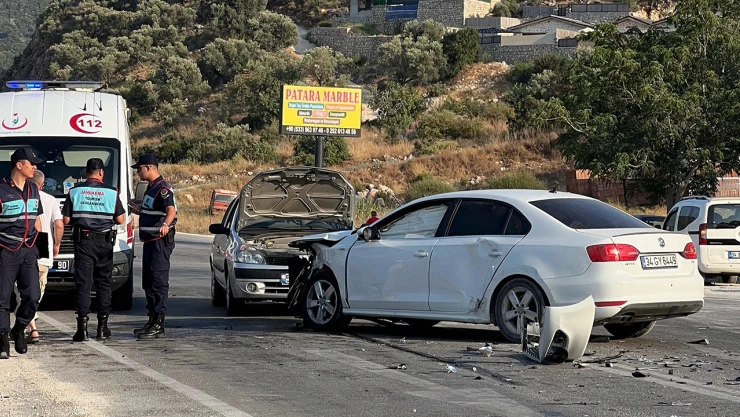 3 otomobilin çarpışması sonucu 7 kişi yaralandı