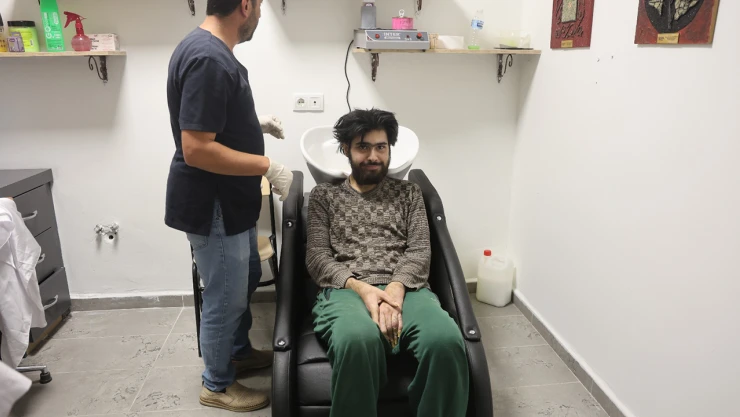 3 yıldır evinden çıkmayan gence tepeden tırnağa bakım yapıldı