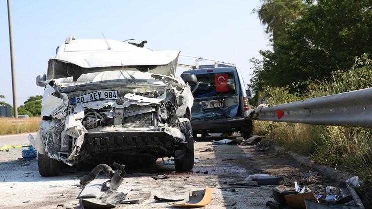 4 aracın karıştığı trafik kazasında 1 kişi öldü, 10 kişi yaralandı