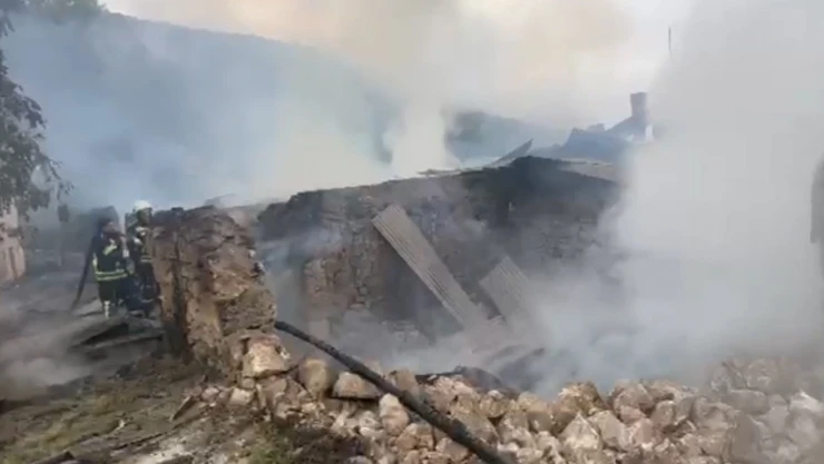 4 ev, 3 ahır ve bazı samanlıklar yandı