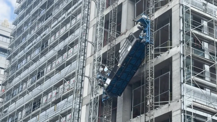 4 işçi inşaat asansöründe asılı kaldı