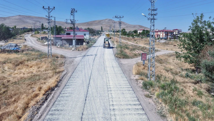 4 mahalleyi birbirine bağlayan ulaşım yolunda ikinci etap çalışmaları başladı