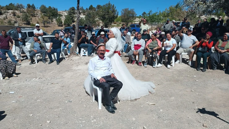 40 yıl önce evlenen çift düğün yaptı