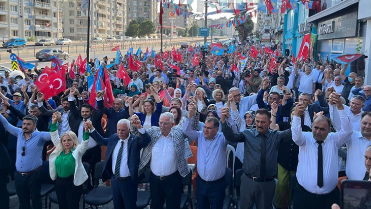 5 bin kişi İyi Partiye katıldı! Murat Aras'ın rozetini Koray Aydın taktı