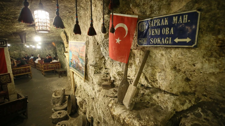 500 yıllık mağara kafede ziyaretçi yoğunluğu yaşanıyor