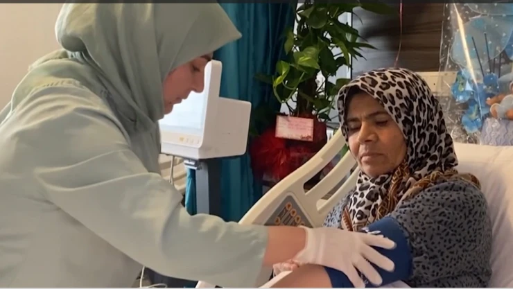 53 yaşındaki bir kadın ikiz bebek dünyaya getirdi