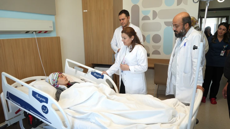 6 ay boyunca hıçkıran kadın, sağlığına ameliyatla kavuştu