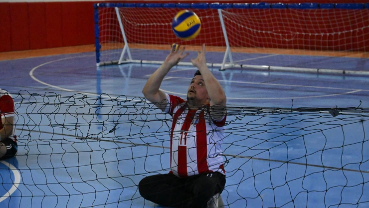 6 Şubat'ta bacağını kaybetti, voleybolla hayata tutundu